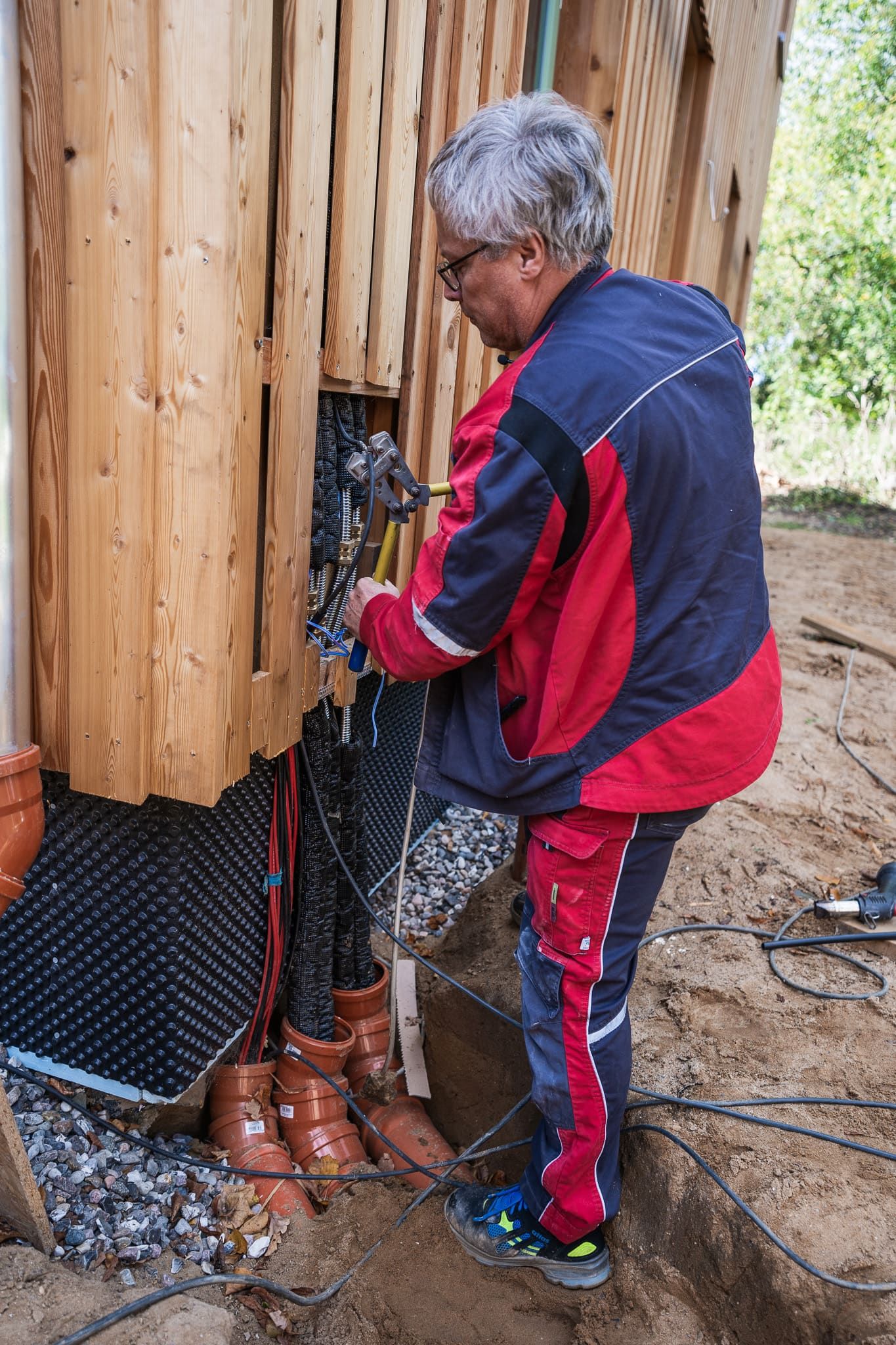 Mitarbeiter von Gauer Elektro bei der Kabelverlegung auf einer Baustelle