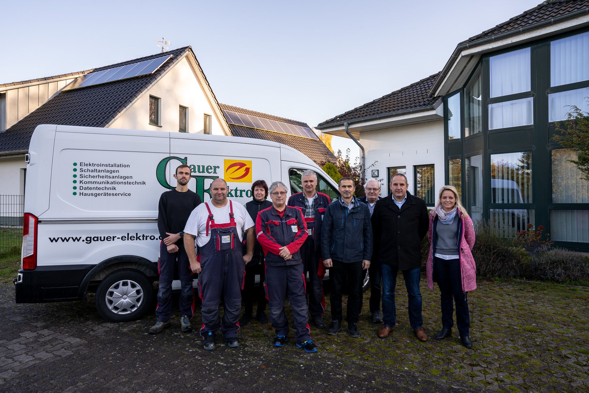 Team von Gauer Elektro vor dem Firmengebäude in Hohen Viecheln
